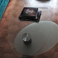 Tavolino di design in cristallo curvo
