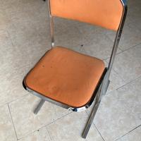 Sedia in acciaio cromato e seduta arancio