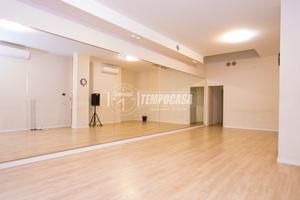 Negozio a Bologna Via Galliera 2 locali