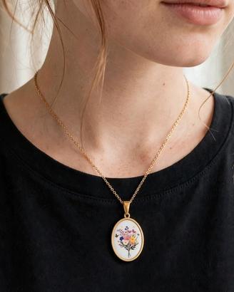 Collana ovale con bouquet di fiorellini e farfalle
