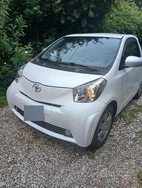 TOYOTA IQ (2011)