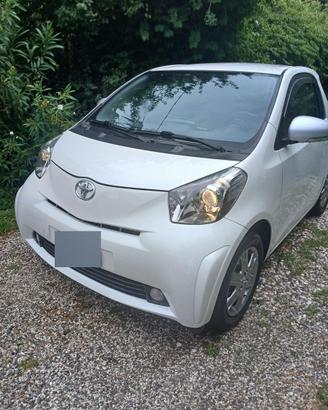 TOYOTA IQ (2011)