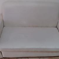 Divano a due posti in ecopelle.colore bianco