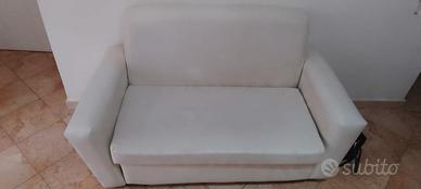 Divano a due posti in ecopelle.colore bianco