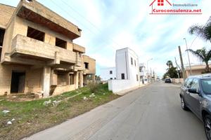 Abitazione allo stato rustico con giardino