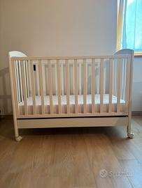 Lettino con materasso e coprimaterasso