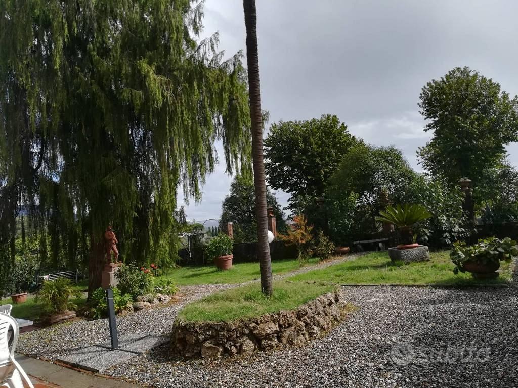 Rustico / Casale di 450 m² con più di 5 locali a L - Vista 3