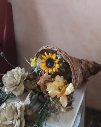 fiori con cesto conico 