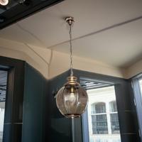 Lampadario in ottone con vetri fumé a spicchi, sec