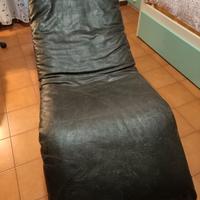 sceslong di pelle nera su base  acciaio nero .