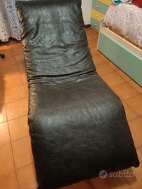 sceslong di pelle nera su base  acciaio nero .