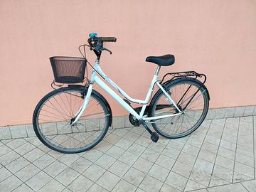 Bicicletta da 26 bianca e nera con cesto meccanica