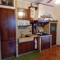 Cucina in legno in finta muratura