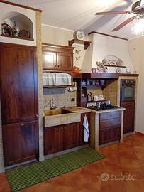 Cucina in legno in finta muratura