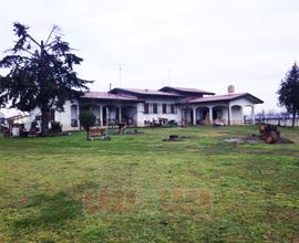 Villa dagli ampi spazi, immersa nel verde, con amp