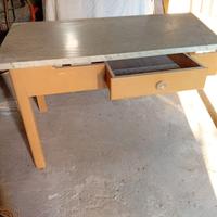 tavolo i legno  con piano in marmo