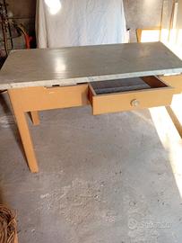 tavolo i legno  con piano in marmo