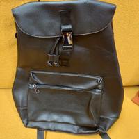 Zaino nero in similpelle