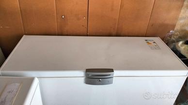 Congelatore a pozzetto Beko modello HSA375