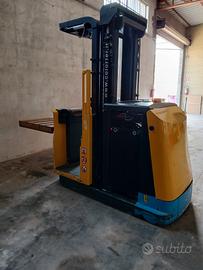 Carrello elevatore con magazziniere a bordo