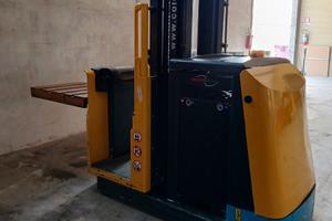 Carrello elevatore con magazziniere a bordo