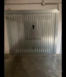 Box auto grande in via Mola 22 a Milano
