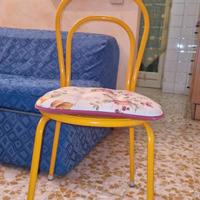 Due sedie di metallo gialle