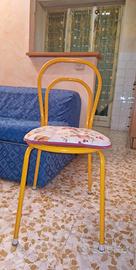 Due sedie di metallo gialle