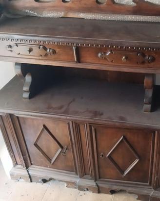 Antico Mobile in Legno Massiccio – Stile Classico