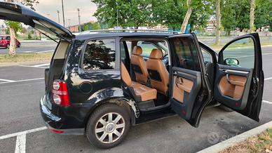 Touran Highline 2.0 TDi 140 CV