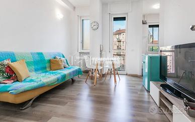 Luminoso bilocale al piano alto con doppio balcone