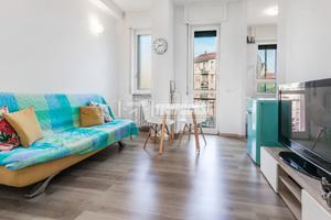 Luminoso bilocale al piano alto con doppio balcone