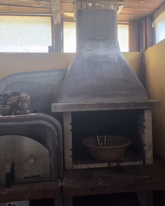 Barbecue in pietra con forno per pizza
