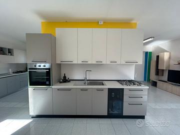 CUCINA CON VETRINETTA