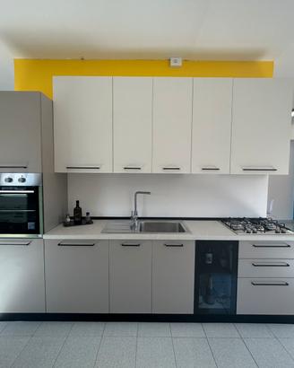 CUCINA CON VETRINETTA