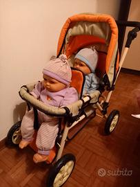 Passeggino giochi con gemellini
