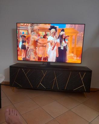 TV-porta tv- 2 divani- una panca- Tavolino soggio