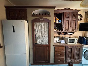 Cucina artigianale completa di tavolo e sedie