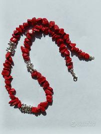 Collana con coralli rossi realizzata a mano