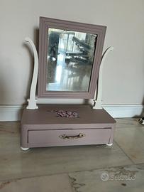 Piccola specchiera shabby con cassettino