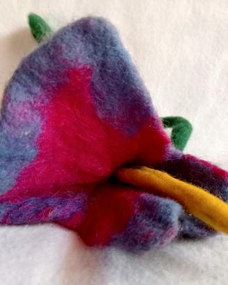 Fiore di feltro infeltrito a mano.