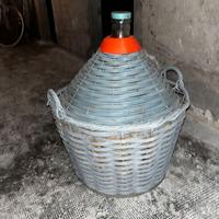 damigiane e tappatrice vino