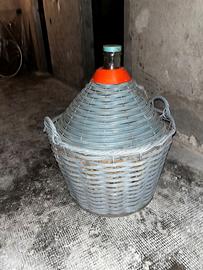 damigiane e tappatrice vino