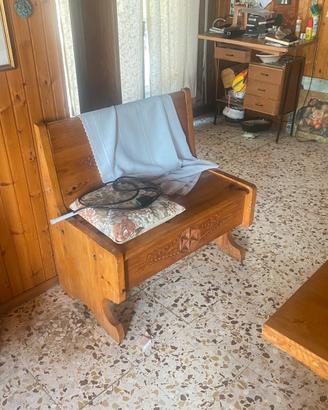 Tavolo allungabile con 3 sedie e 2 cassapanche