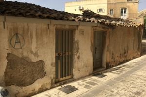 Due unità abitative da ristrutturare. Ragusa Ibla