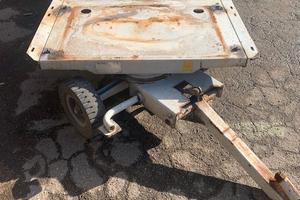 Rimorchio piccolo trainabile con freno