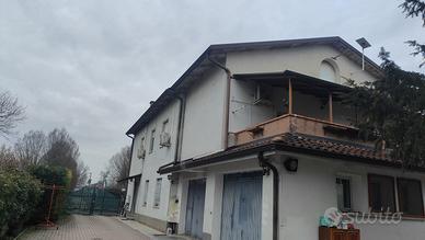 Vendita villa bifamiliare con giardino