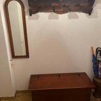 Appendiabiti, cassapanca e specchio