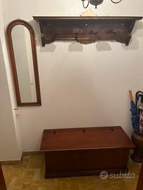 Appendiabiti, cassapanca e specchio