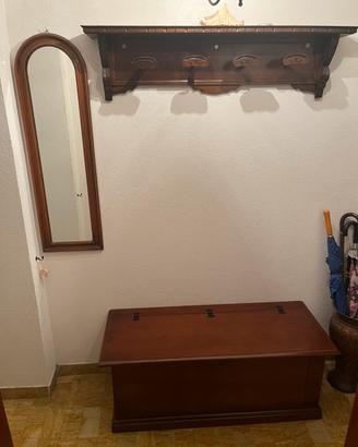 Appendiabiti, cassapanca e specchio